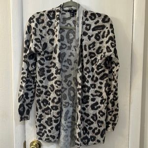 Buy one, get one 1/2 off ✨ H&M leopard open cardigan.